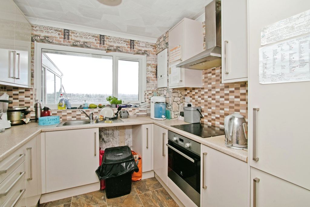 Property photo 3 of 24 Kitchen
