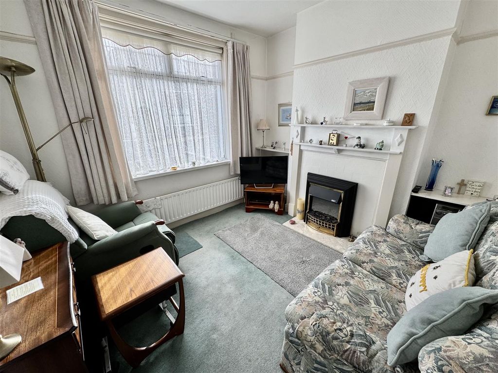 Property photo 2 of 11 Lounge