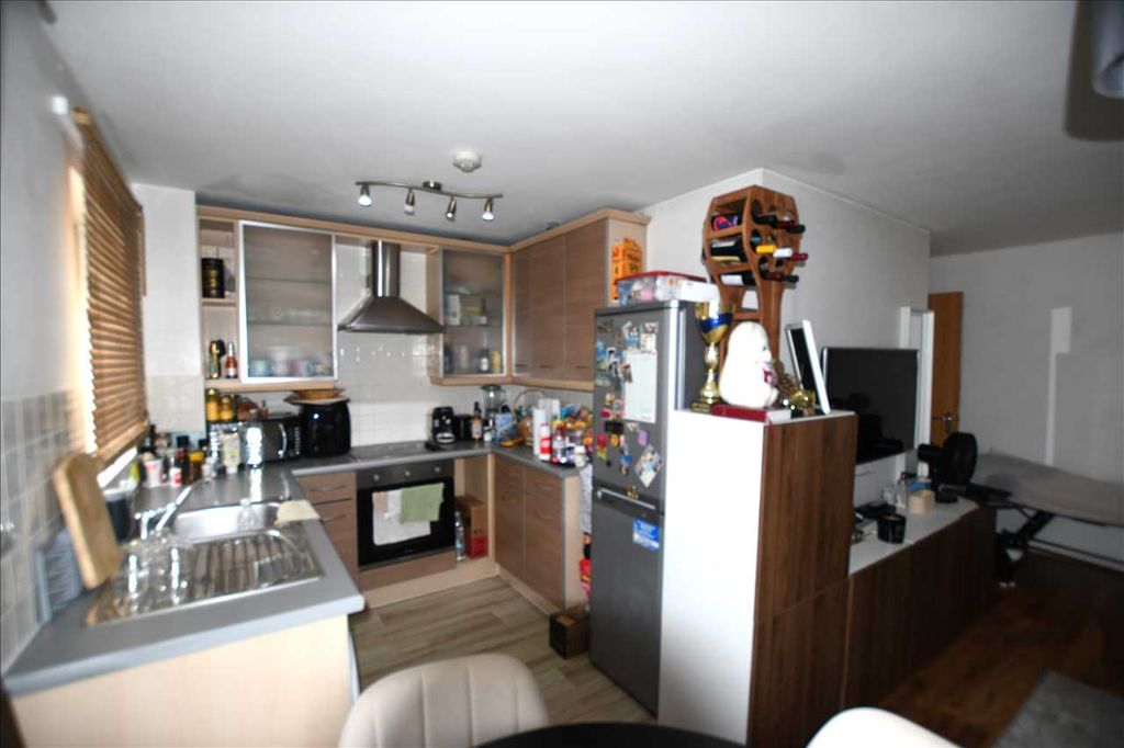 Property photo 3 of 6 Kitchen