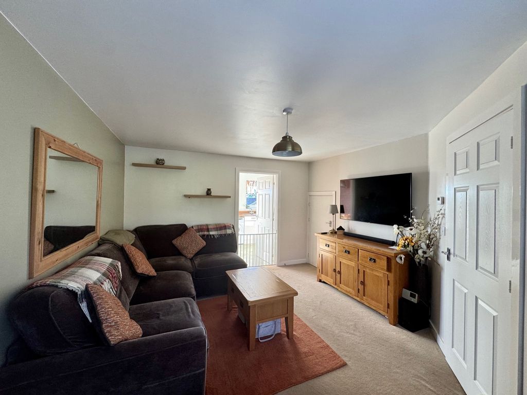 Property photo 2 of 16 Lounge