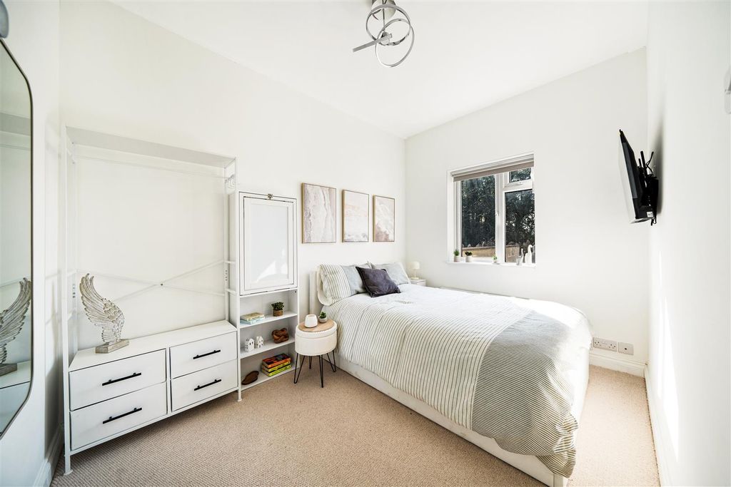 Property photo 1 of 6 Room 3