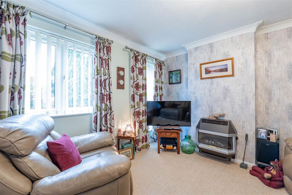 Property photo 3 of 20 Lounge