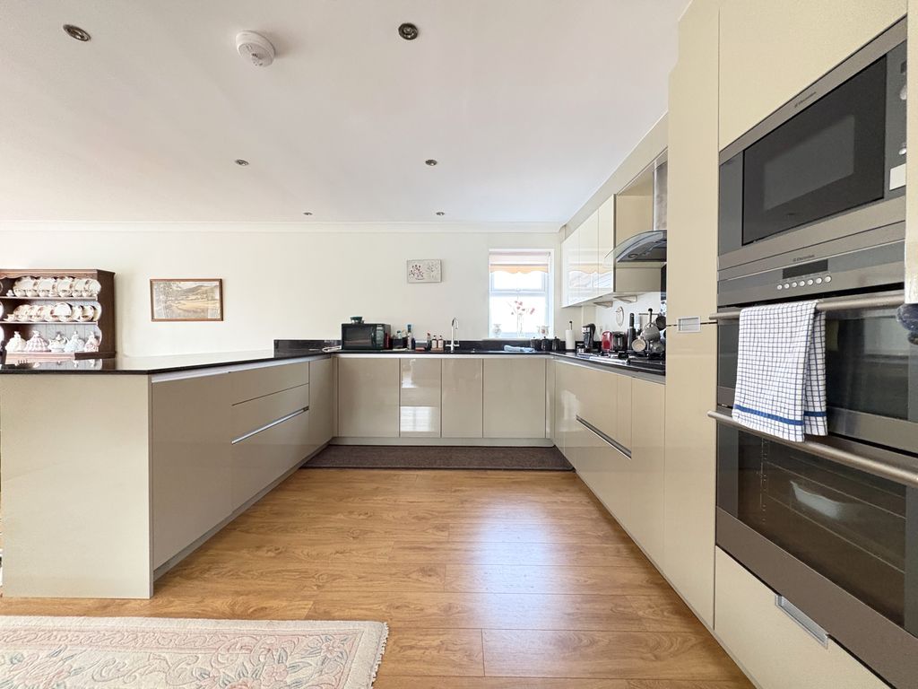 Property photo 2 of 31