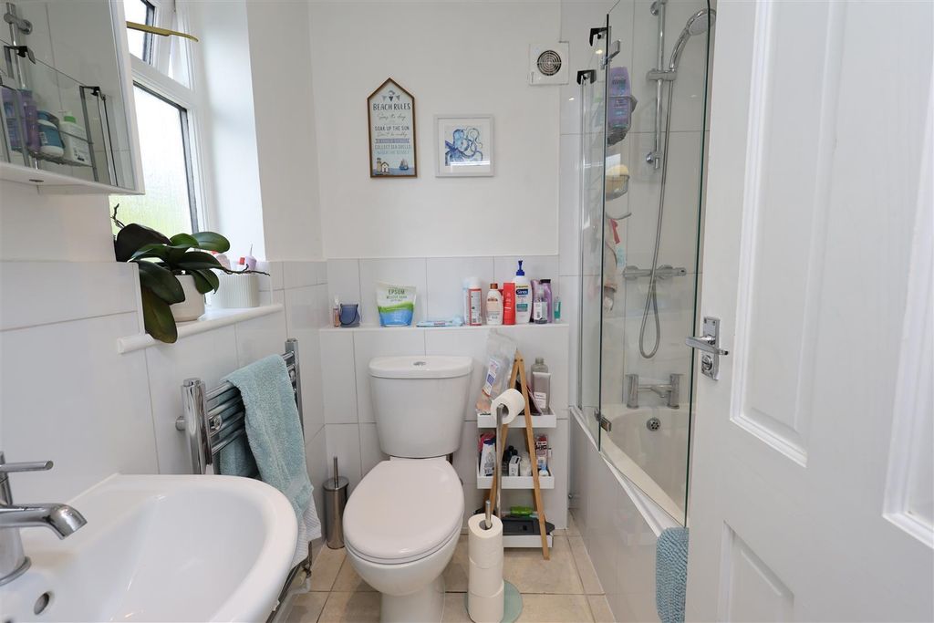 Property photo 2 of 9 Bathroom
