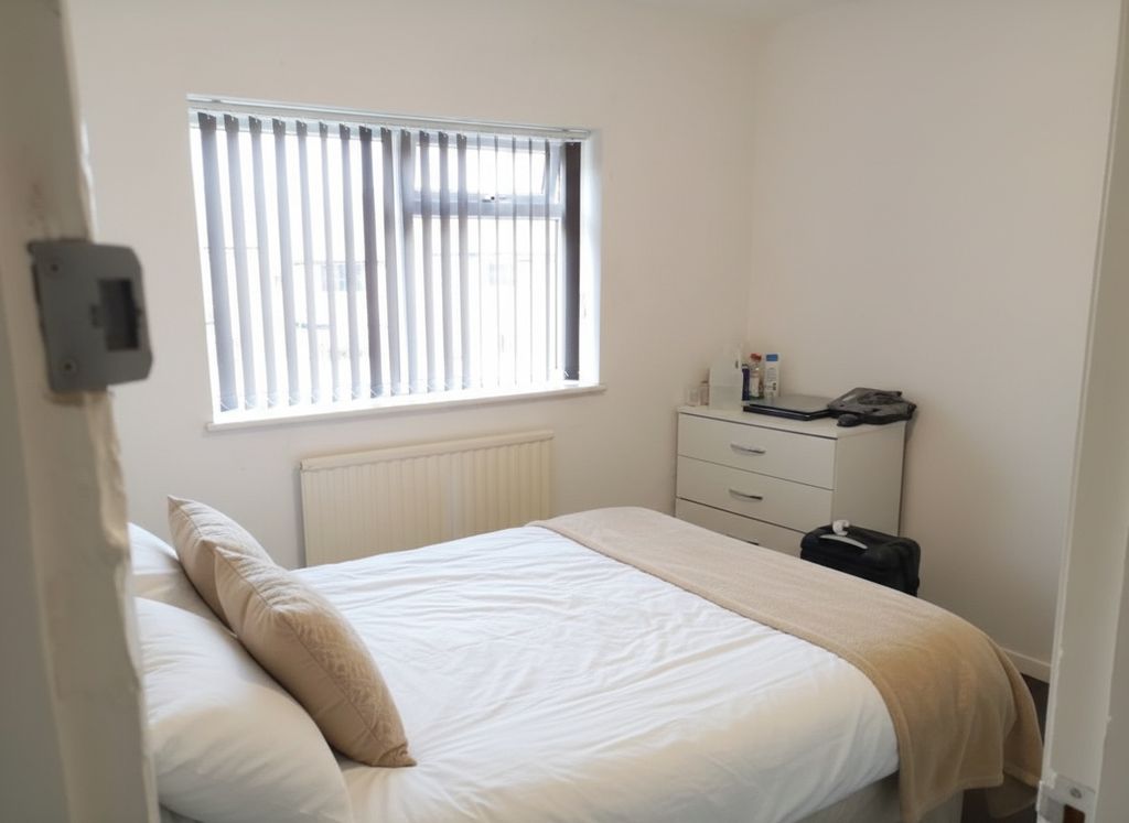 Property photo 1 of 5 Bright Bedroom With Double Bed And Storage...