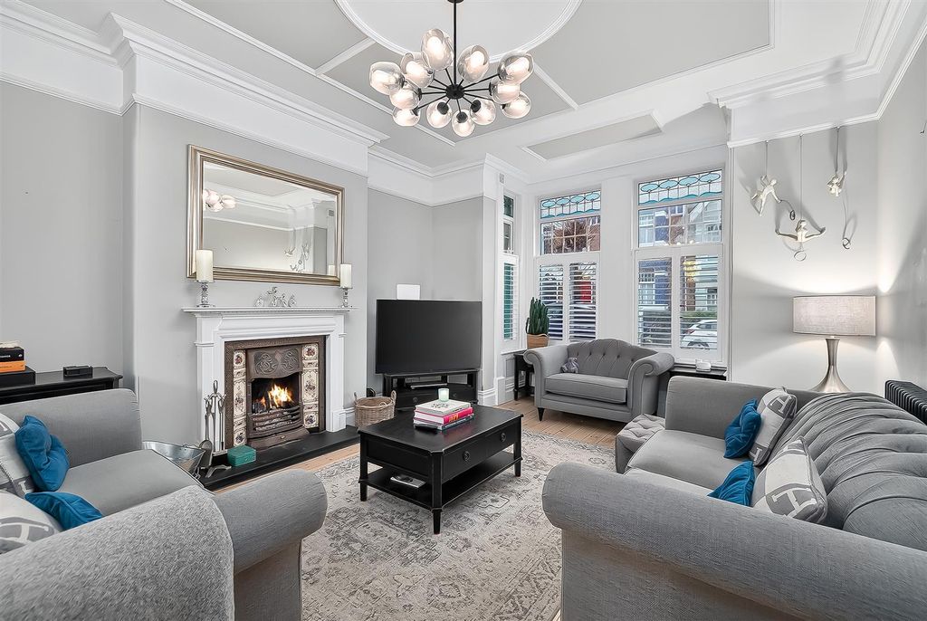 Property photo 2 of 28 Lounge