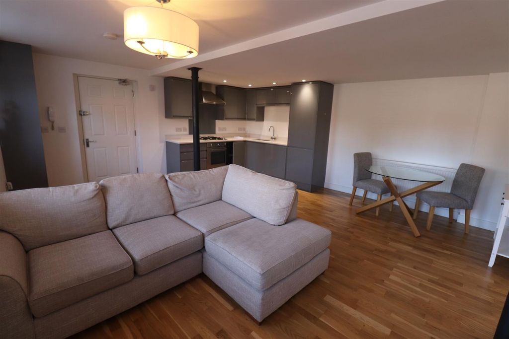 Property photo 2 of 7 Hamilton Mews Living Room.Jpg