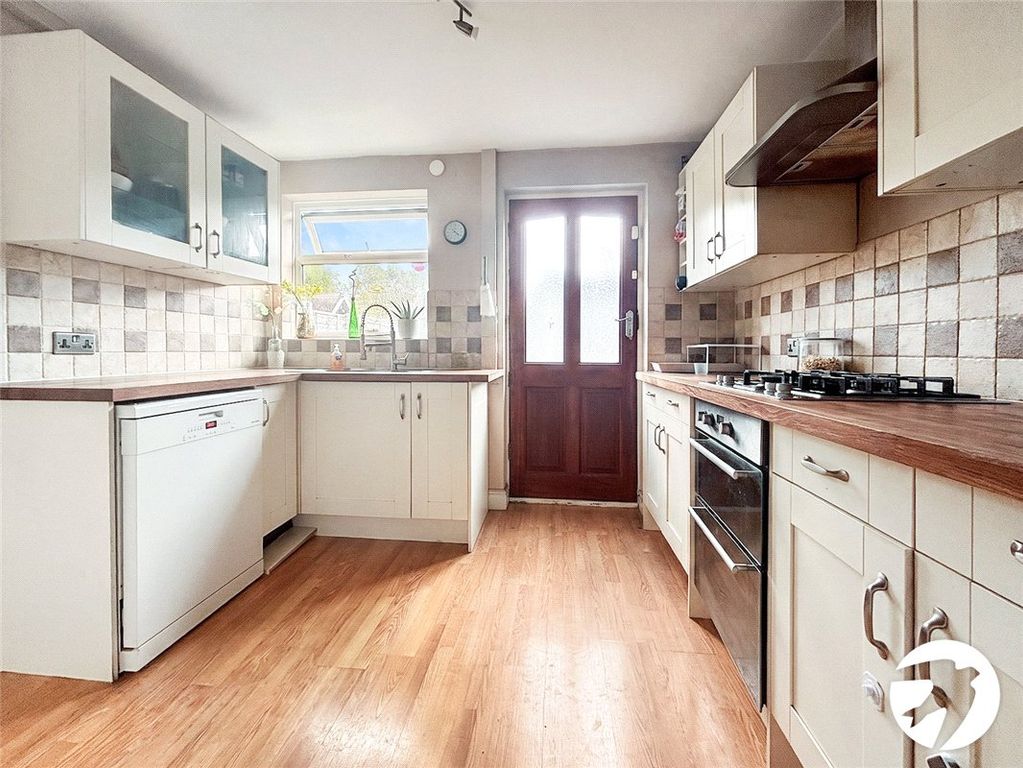 Property photo 2 of 11 Kitchen