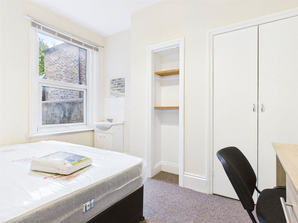 Property photo 3 of 9 Bedroom-To-Rent