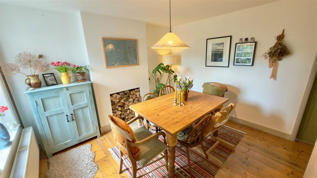 Property photo 3 of 26 Dining Room.Jpg