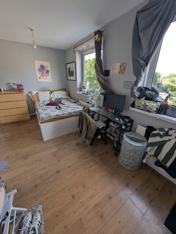 Property photo 2 of 13 Ensuite 3- £1100 Available 07/07/2026
