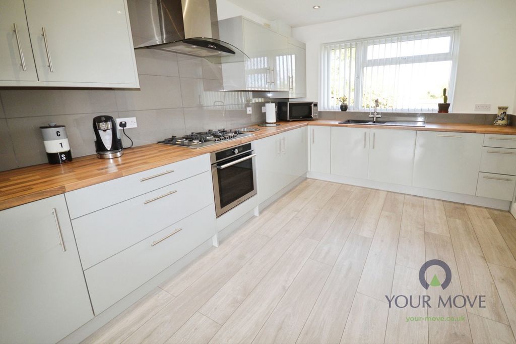 Property photo 3 of 23 Kitchen/Dining Room