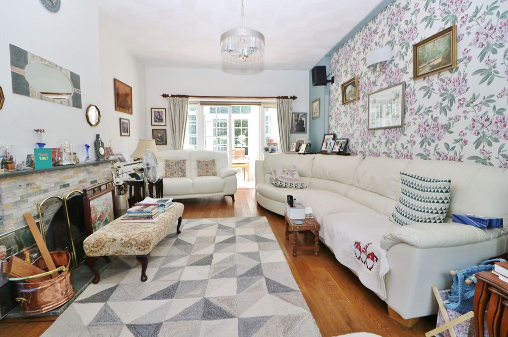Property photo 2 of 31