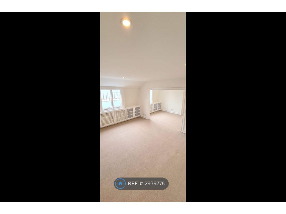 Property photo 3 of 11 Dining Room / Living Room