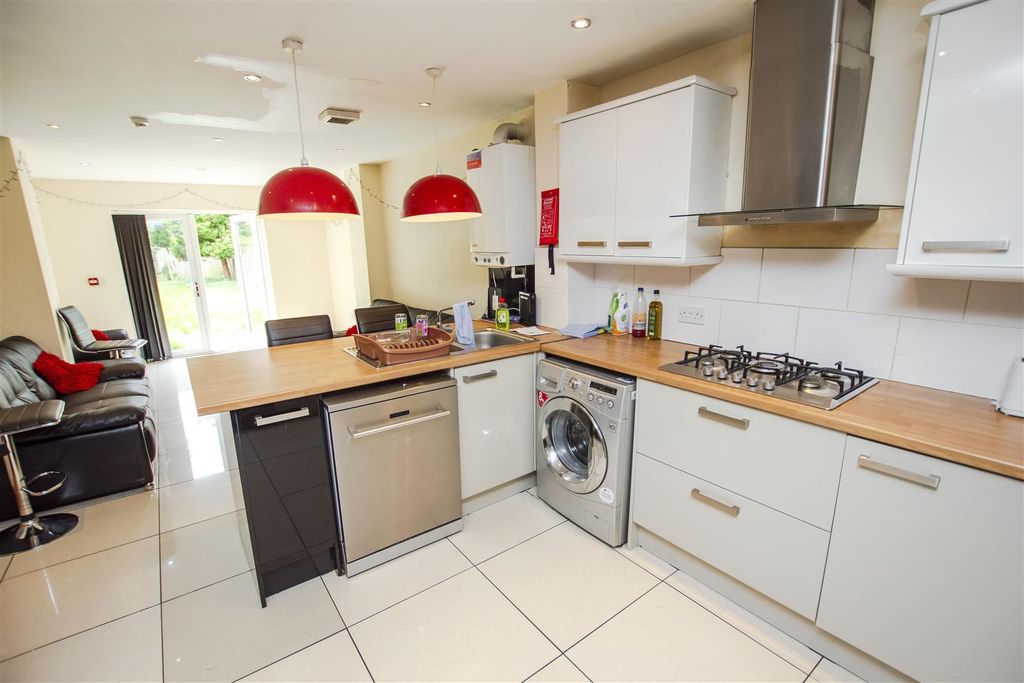 Property photo 3 of 12 Approach