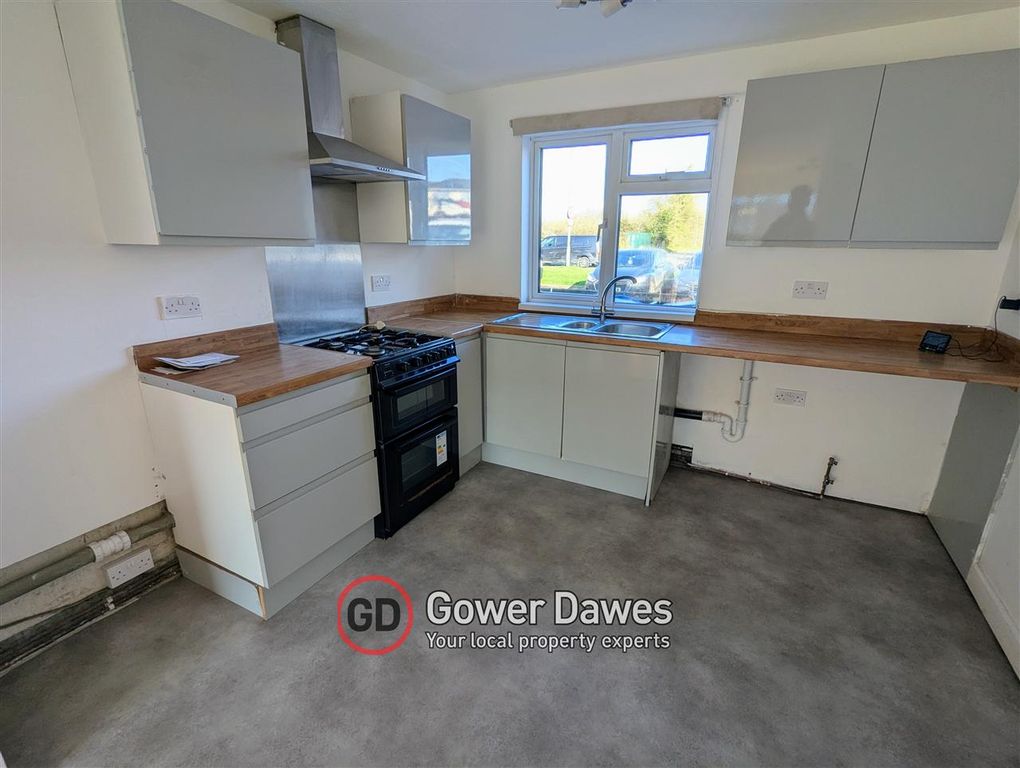 Property photo 3 of 12 Kitchen