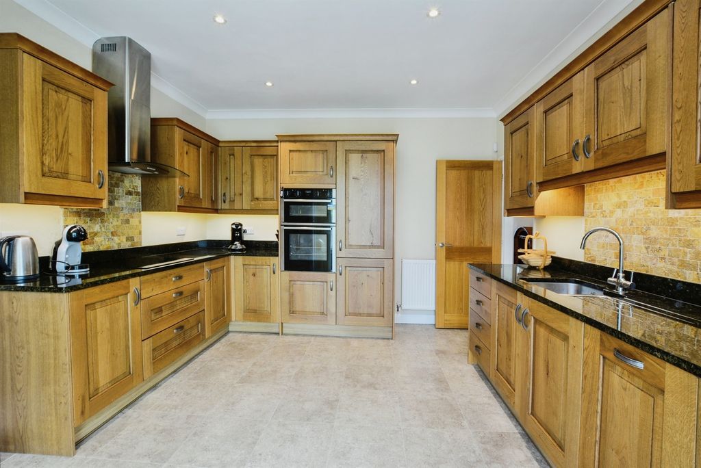 Property photo 2 of 27
