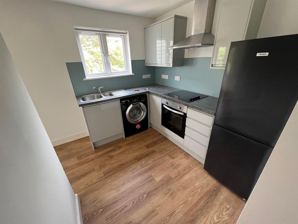 Property photo 2 of 6 Flat 17 Val Court Kitchen.Jpg