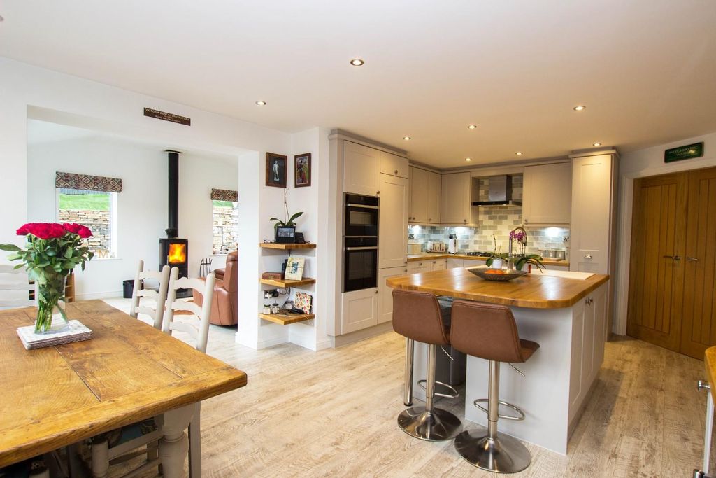 Property photo 1 of 43