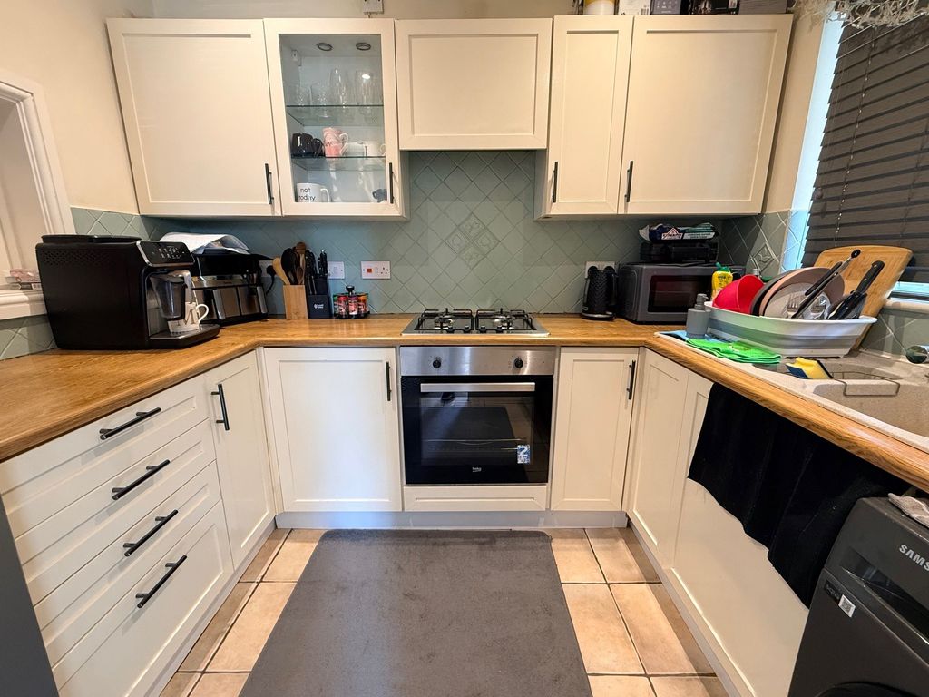 Property photo 3 of 10 Kitchen