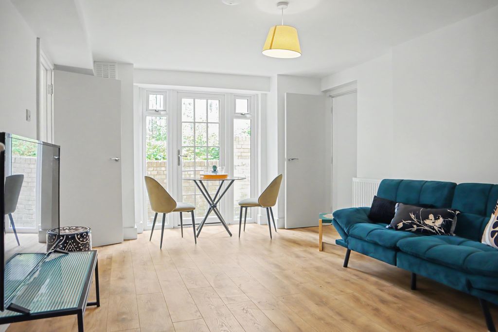 Property photo 2 of 14 28A Pendennis Road, Streatham, London Sw16 2Sw