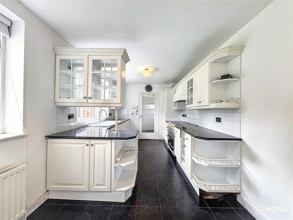 Additional image 7 of 4 bed detached house for saleOld Bedford Road, Luton LU2