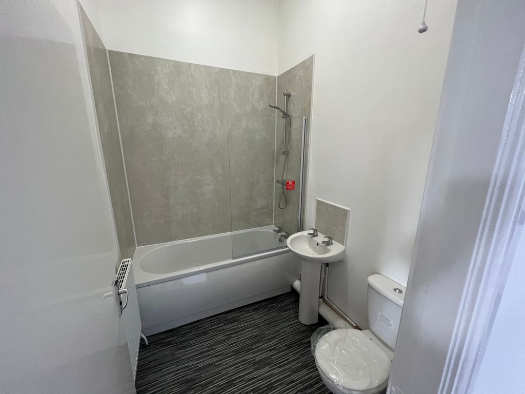 Property photo 3 of 8 Bathroom