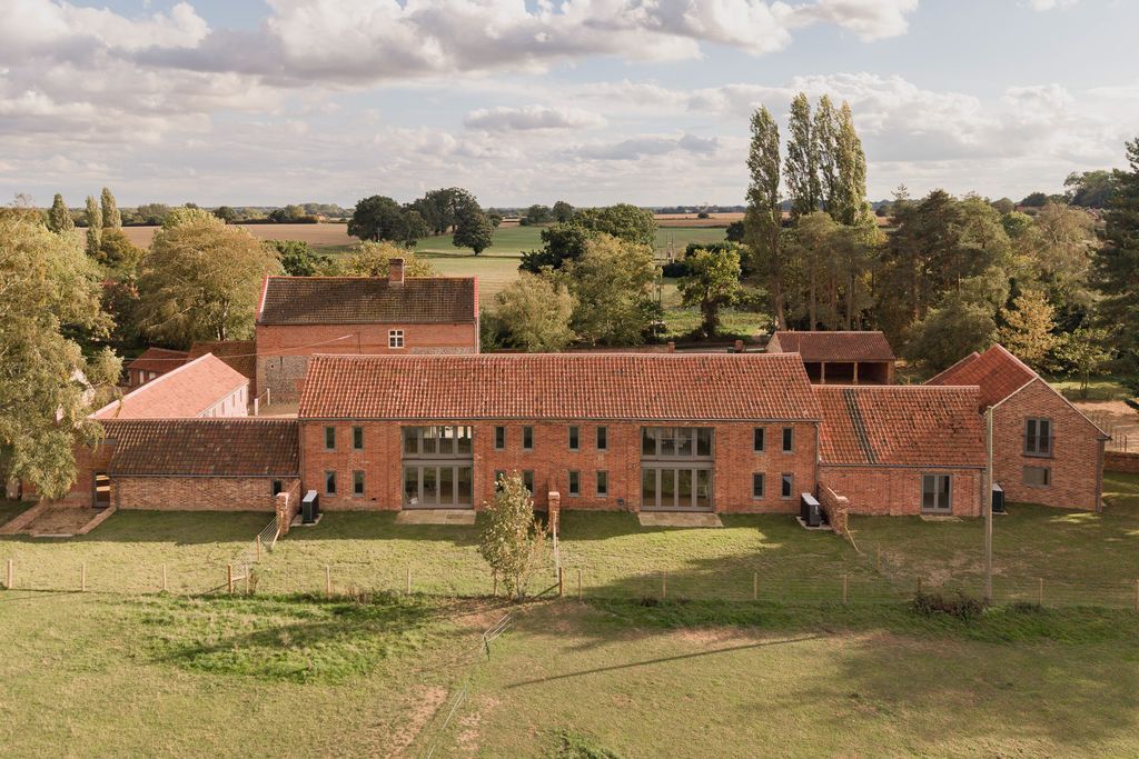 Property photo 2 of 18 Highbury Farm Barns