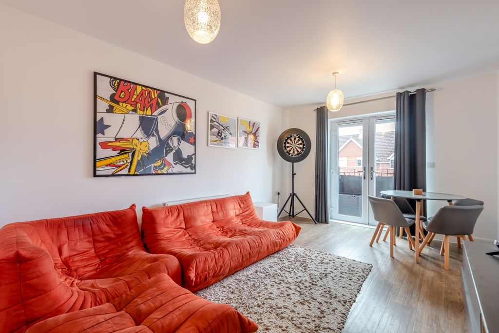 Property photo 2 of 9 8670647-Interior01