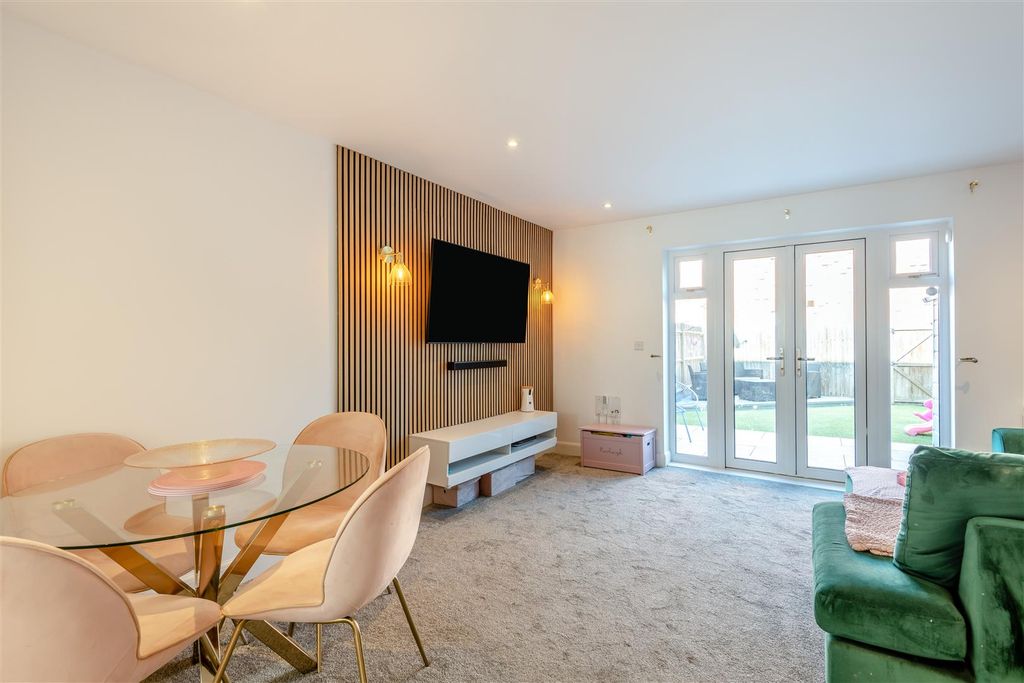 Property photo 2 of 16 8660212-Interior09.Jpg