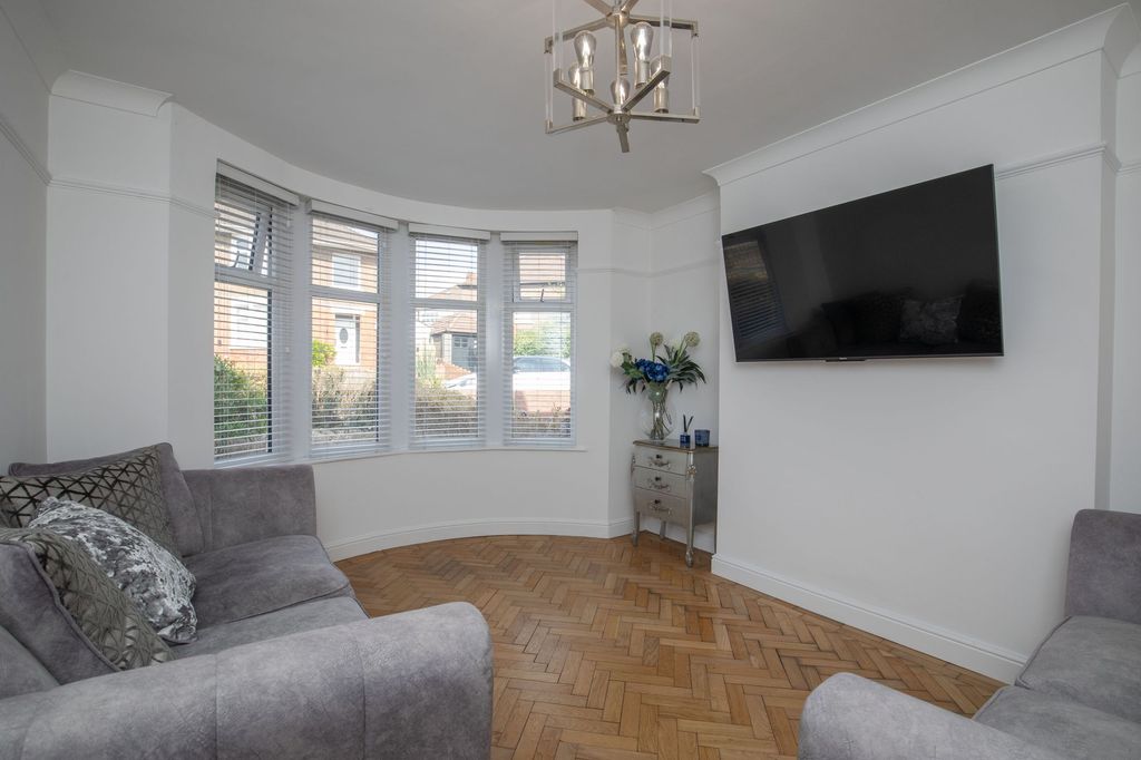 Property photo 2 of 33