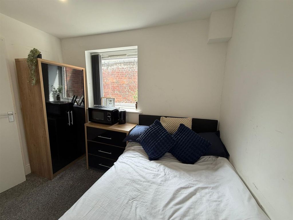 Property photo 1 of 5 Rm 6 21 Woodhouse.Jpeg