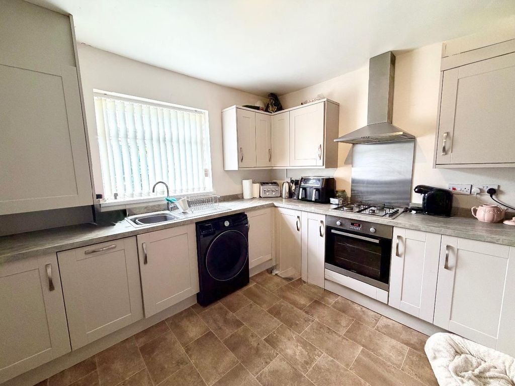 Property photo 3 of 11 Kitchen