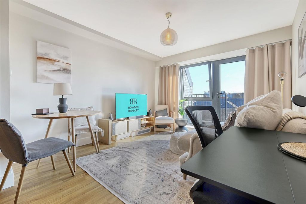 Property photo 1 of 15 Kitchen/Lounge