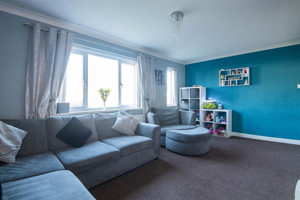 Property photo 2 of 19 Lounge