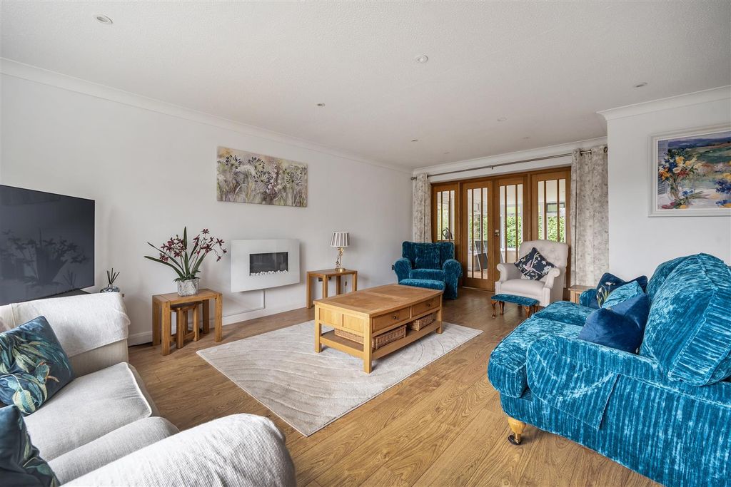 Property photo 3 of 17 Sitting Room