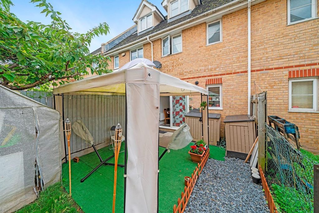 Property photo 3 of 14 13-654d81011 - Ns - Propworld - 2 Oaklands Court -