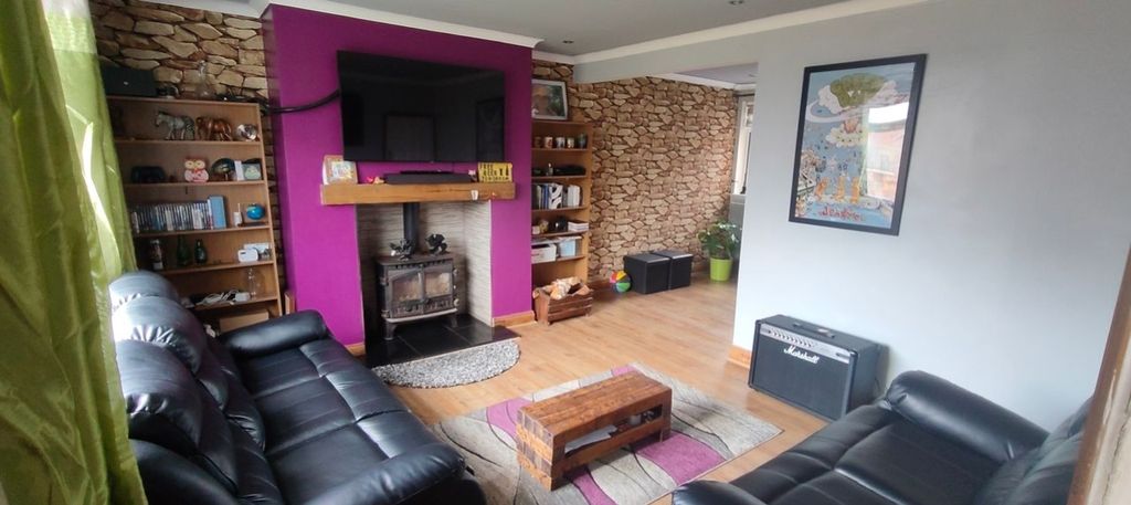 Property photo 2 of 15 Lounge