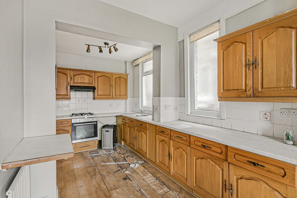 Property photo 3 of 12 Kitchen