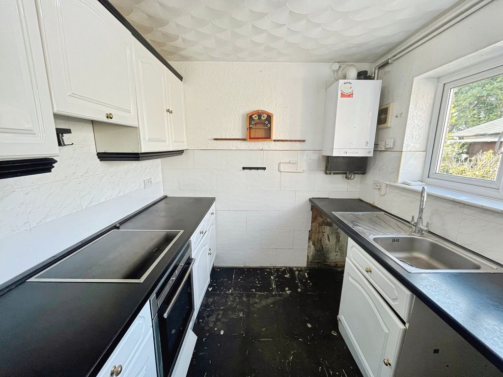 Property photo 3 of 11 Kitchen