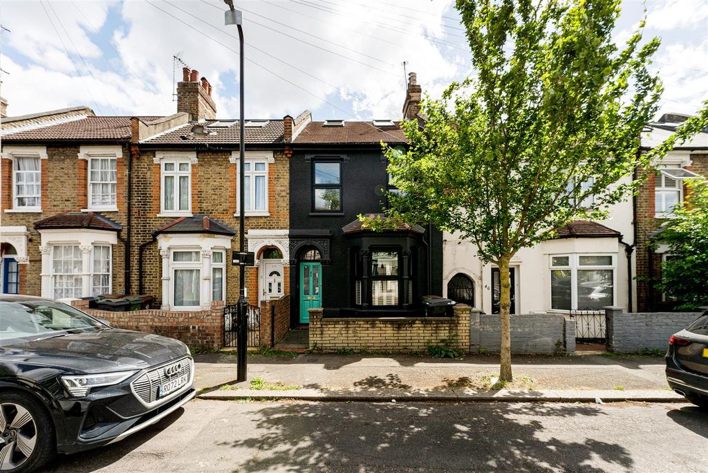 Property photo 1 of 58 Gloucester Road, E17