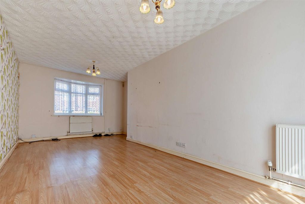 Property photo 3 of 5 8697004-Interior02-800.Jpg