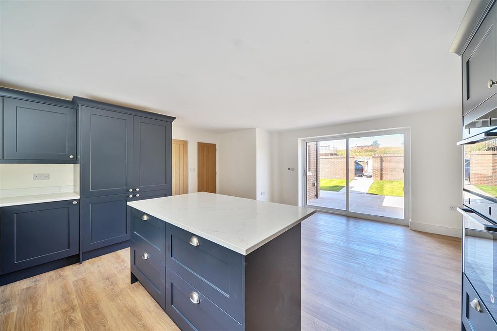 Property photo 3 of 9 Kitchen/Sitting Room
