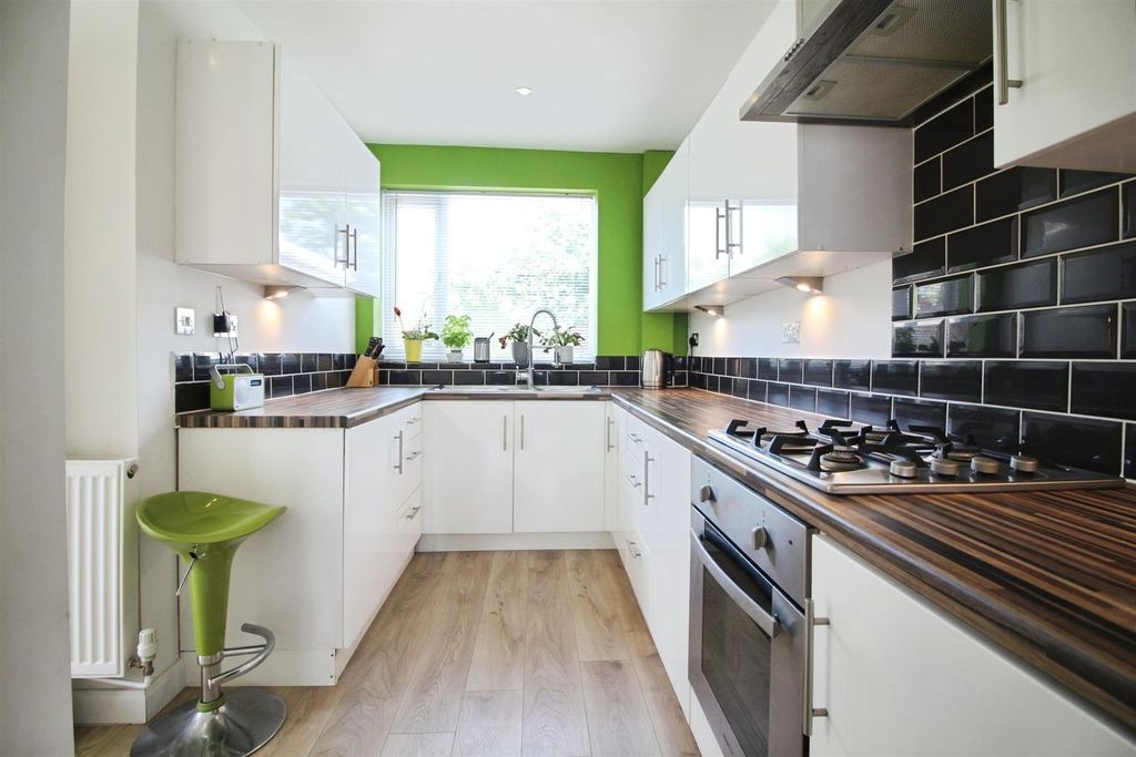 Property photo 2 of 19 Kitchen