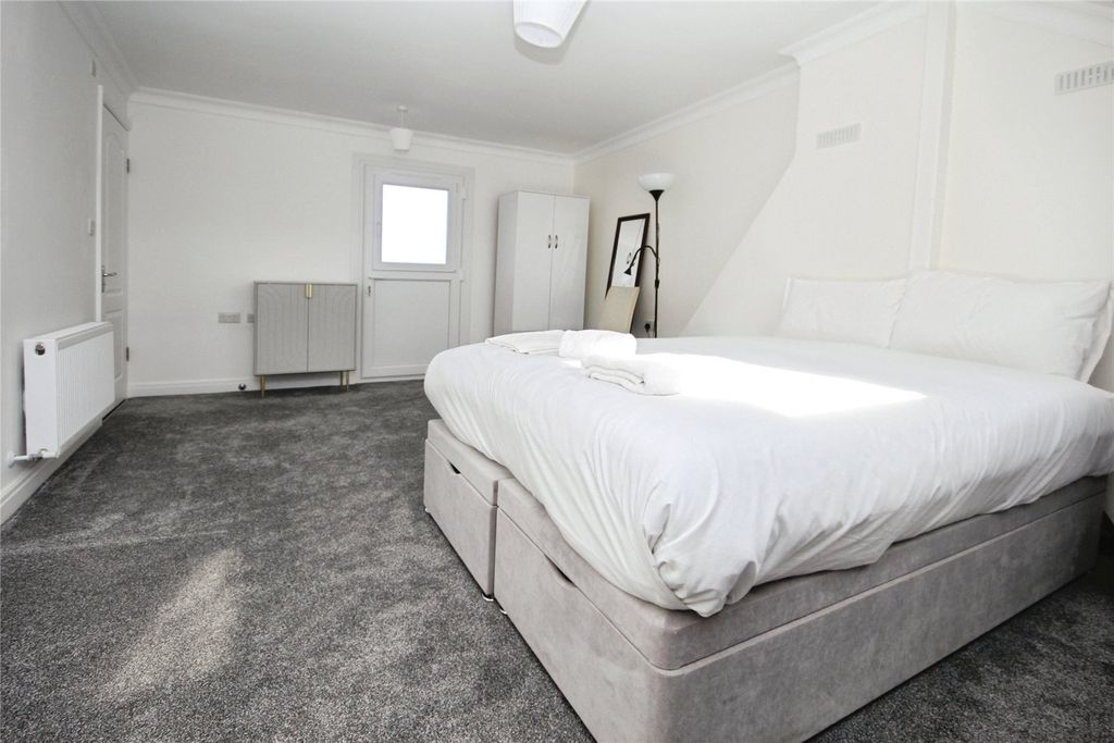 Property photo 3 of 12 Room 5