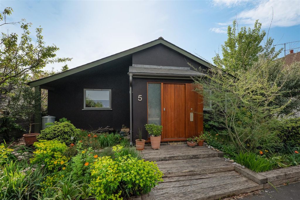 Property photo 1 of 17 Kingsdown Park, Tankerton, Whitstable