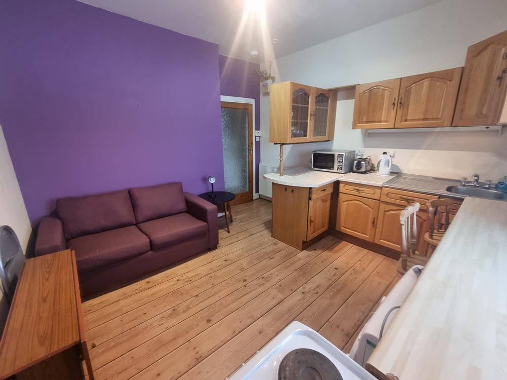 Property photo 1 of 6 Kitchen 2
