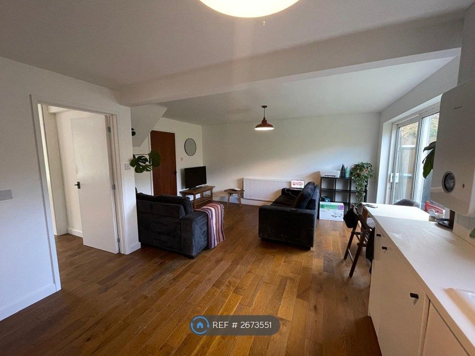 Property photo 2 of 18 Living Room / Kitchen