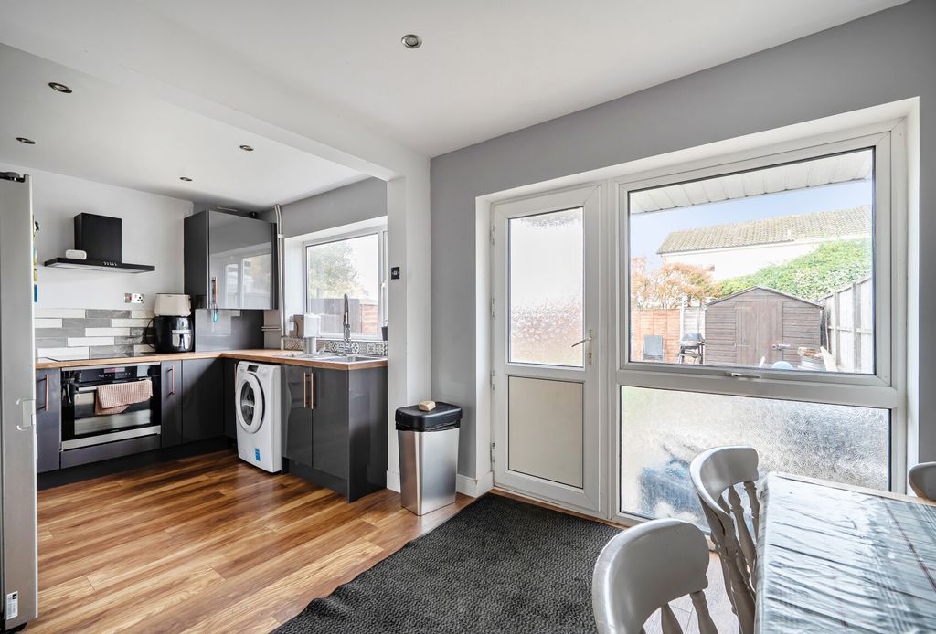 Property photo 2 of 17 1374619-20-690B77...