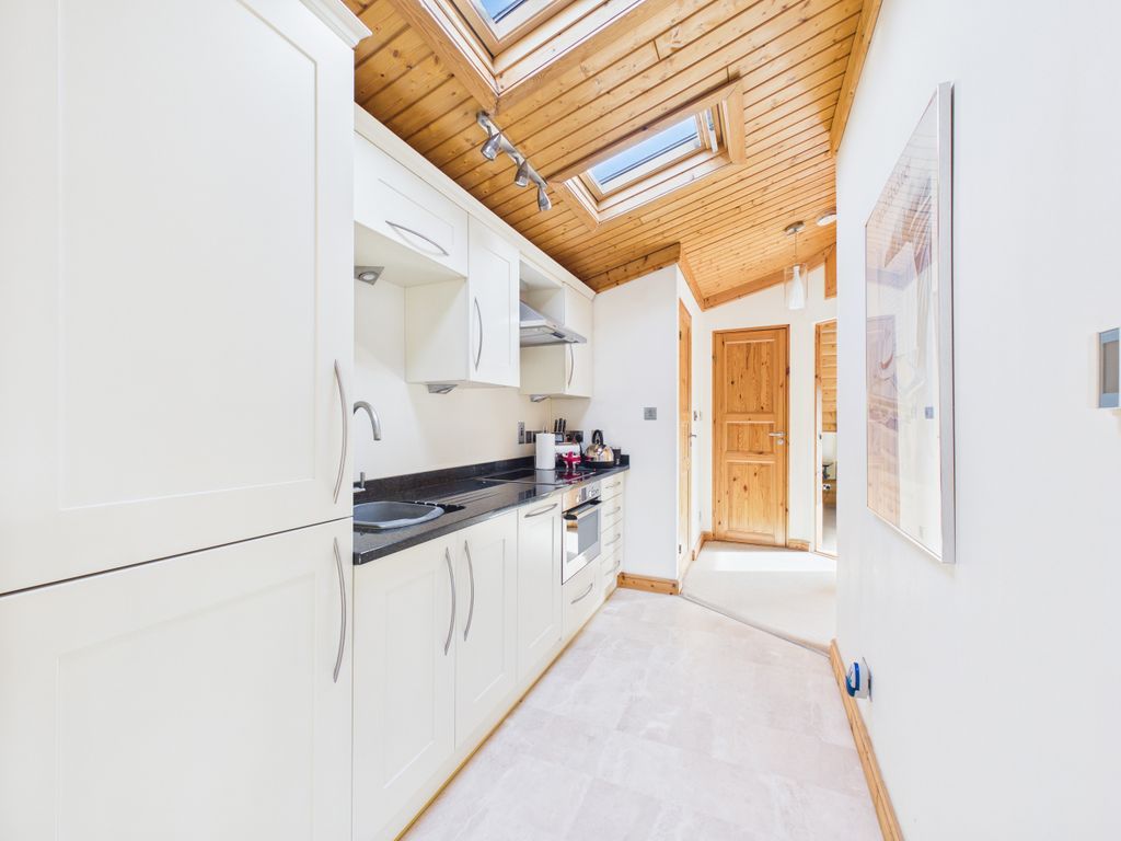 Property photo 3 of 12 Cam01984G0-Pr0577-Still004